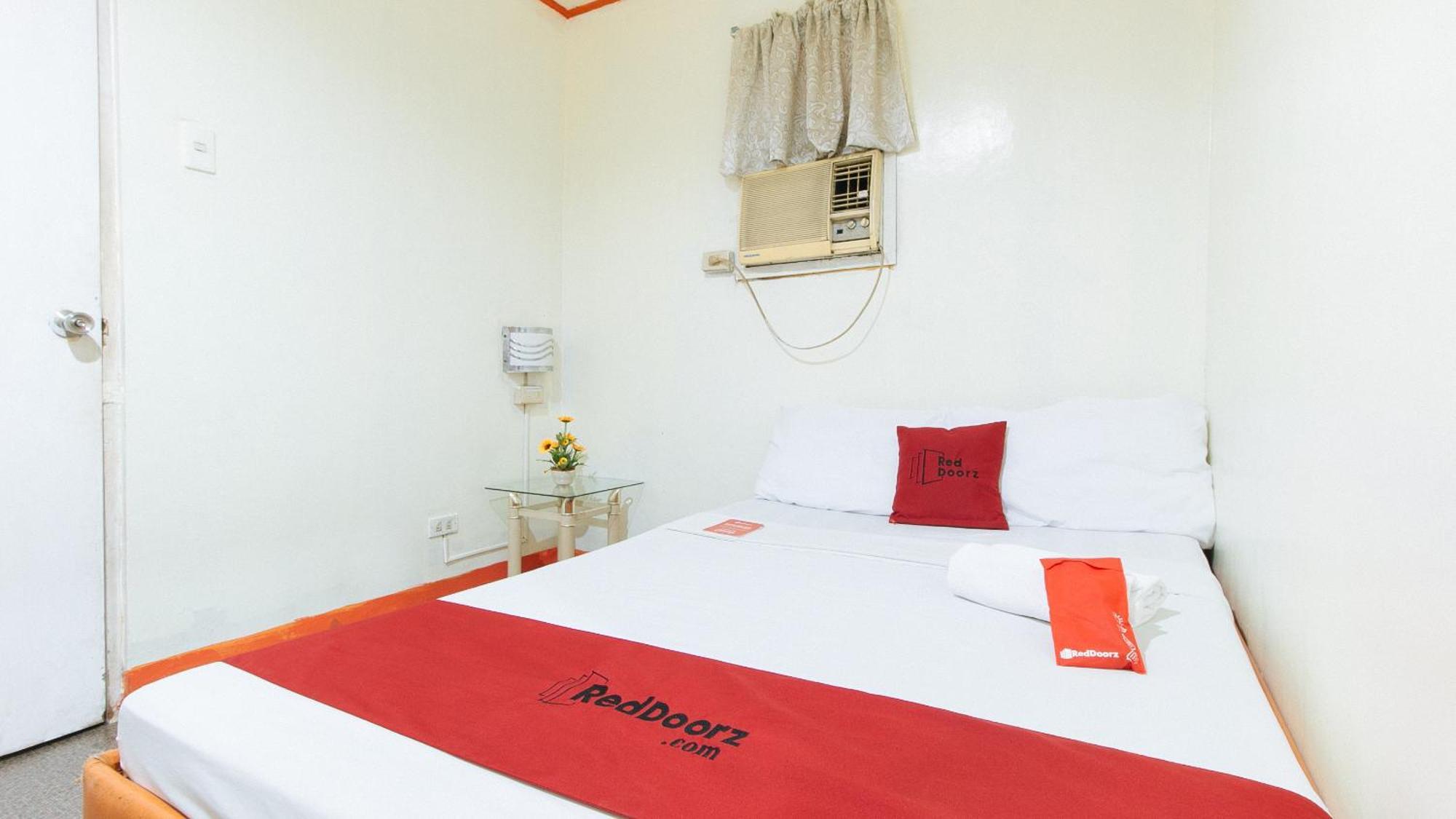 Reddoorz @ Eros Travellers Pensione Iloilo City Exterior photo